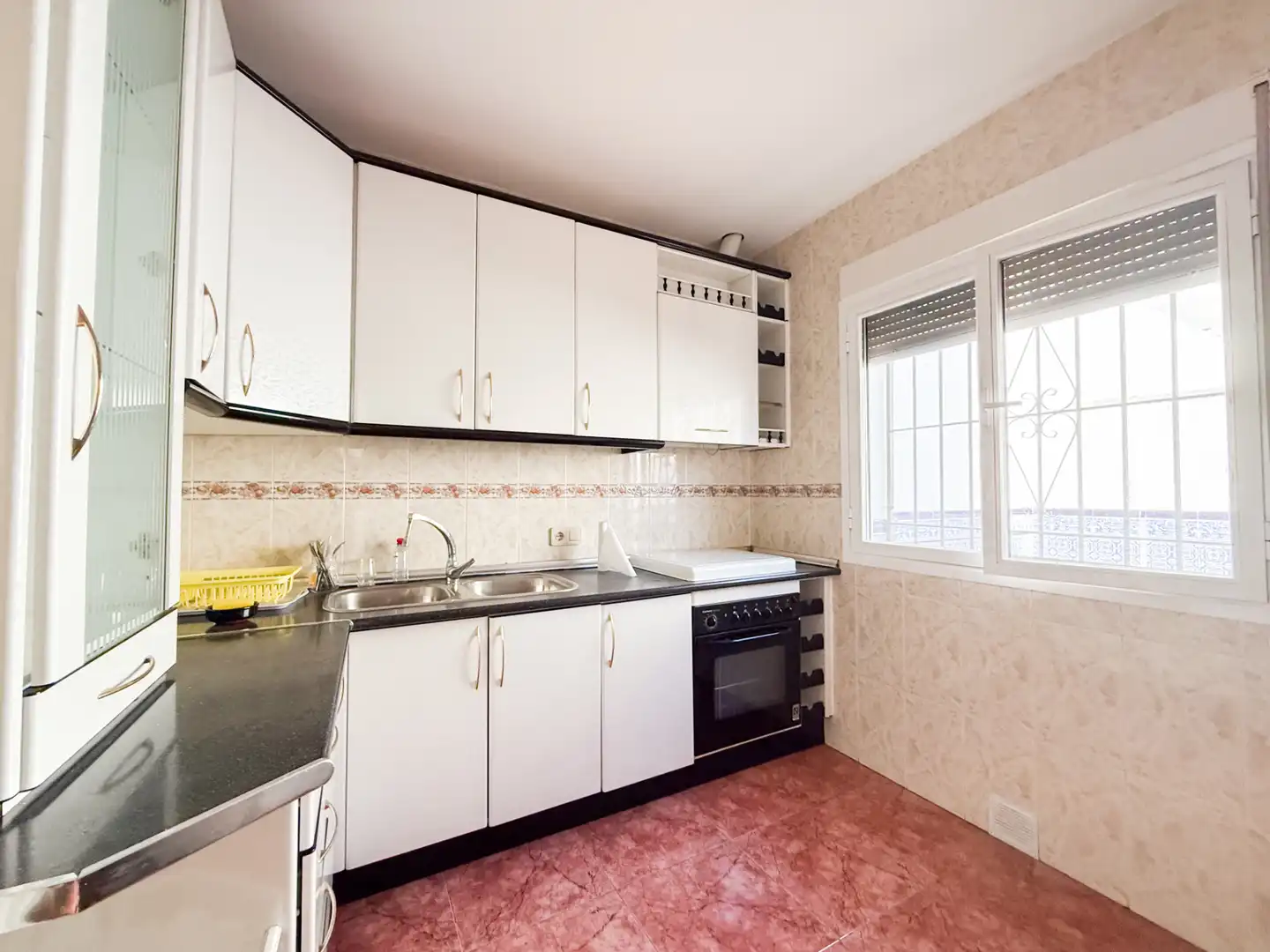 Küche von Einfamilien-Reihenhaus zum Verkauf in Baza mit Klimaanlage, Heizung und Terrasse