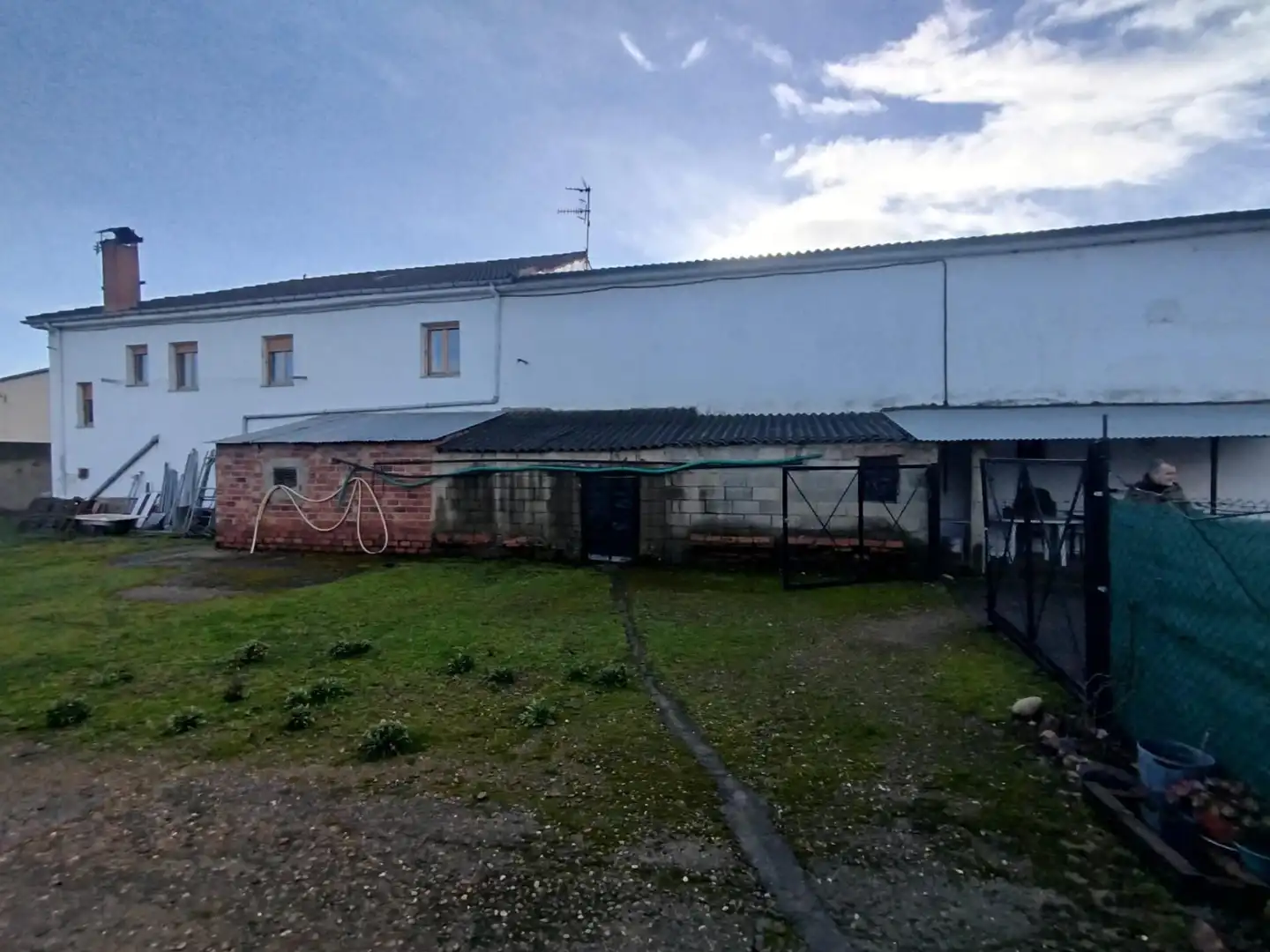 Vista exterior de Casa o xalet en venda en Onzonilla amb Calefacció, Jardí privat i Parquet