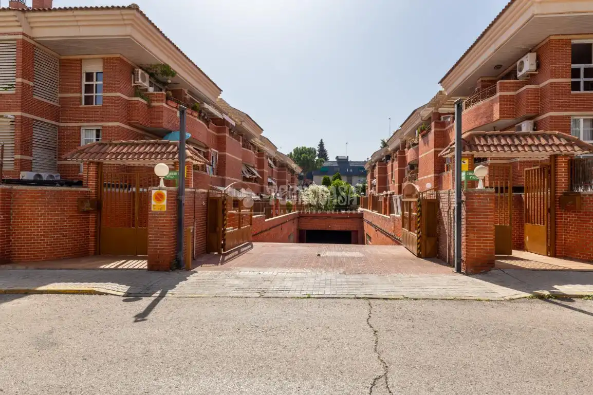 Vista exterior de Piso en venta en Las Rozas de Madrid con Calefacción y Terraza