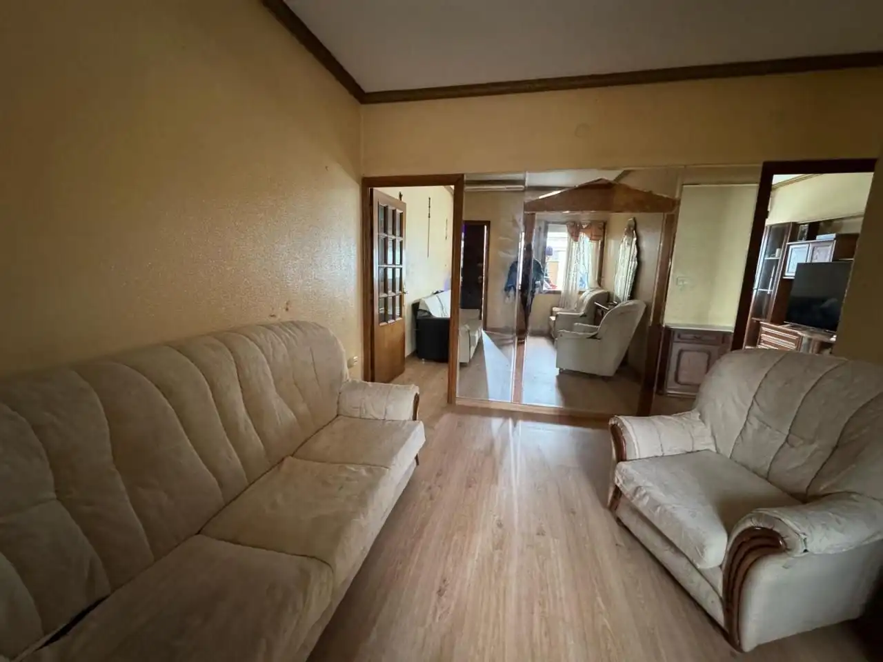 Sala d'estar de Pis en venda en Vigo  amb Parquet i Moblat