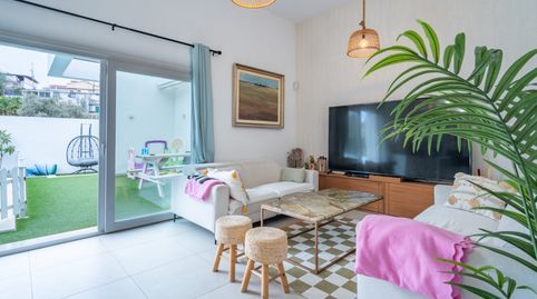 Esta elegante villa contemporánea, situada en una tranquila zona residencial de Málaga Este, se alza sobre una parcela de 370 m y, immagine 2