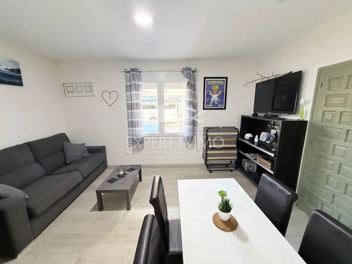 Sala de estar de Apartamento en venta en Roses con Amueblado y Piscina comunitaria