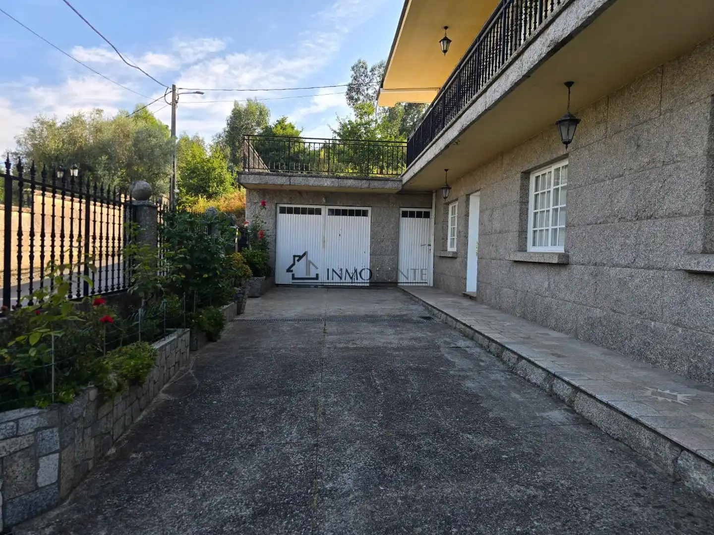 Vista exterior de Casa o xalet en venda en Pontevedra Capital  amb Calefacció, Jardí privat i Terrassa