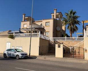 Vista exterior de Casa adosada en venda en Guardamar del Segura amb Aire condicionat, Terrassa i Piscina comunitària