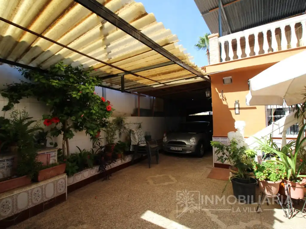 Vista exterior de Casa o xalet en venda en Alhaurín de la Torre amb Aire condicionat, Forn i Rentadora
