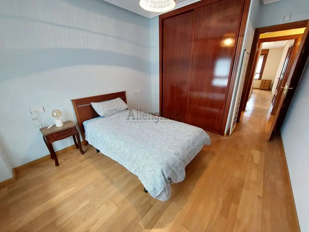 Habitación de Piso de alquiler en Oviedo  con Calefacción