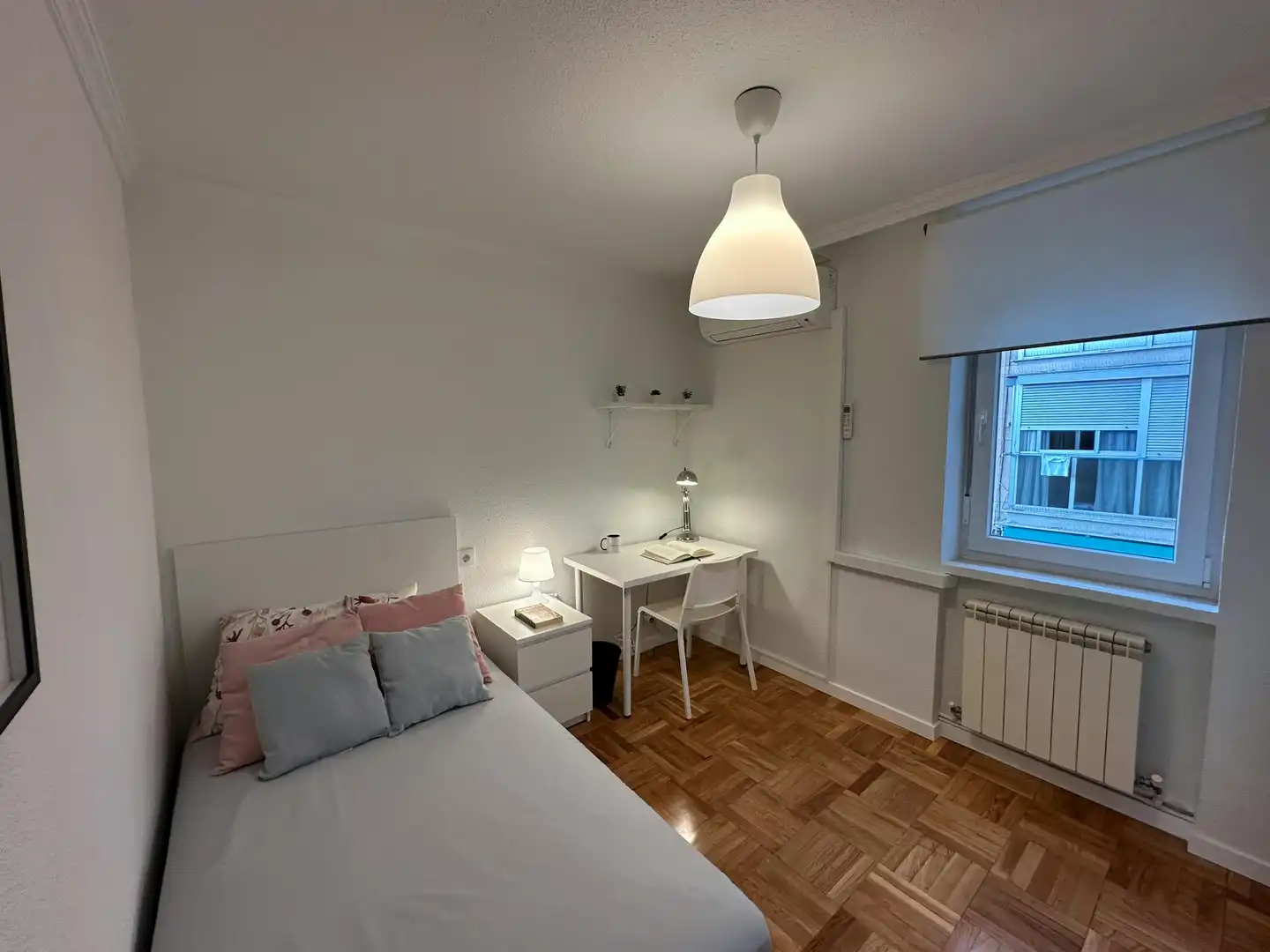 Schlafzimmer von Wohnung zur Miete in Madrid mit Klimaanlage, Heizung und Möbliert