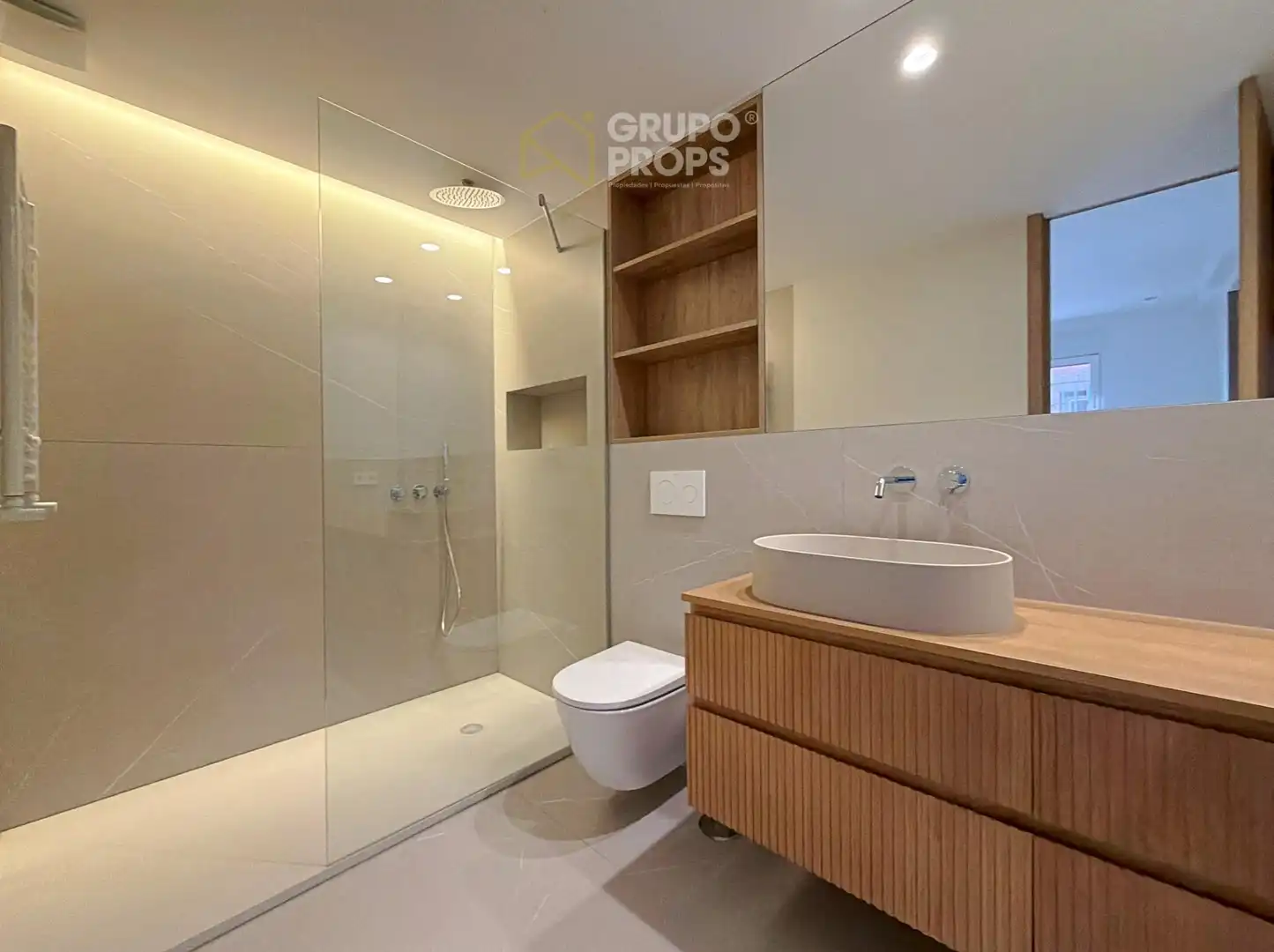 Baño de Apartamento en venta en Madrid con Calefacción y Amueblado