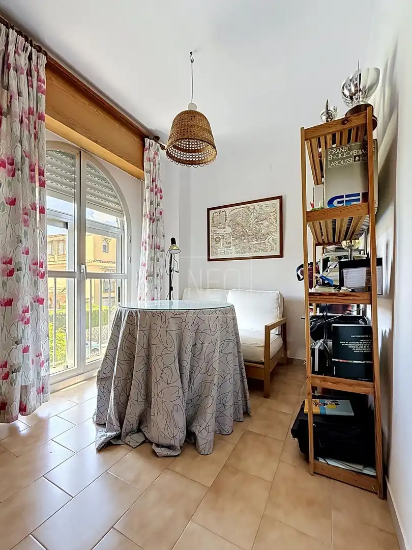 Wohnzimmer von Einfamilien-Reihenhaus zum Verkauf in Peligros mit Klimaanlage, Heizung und Privatgarten