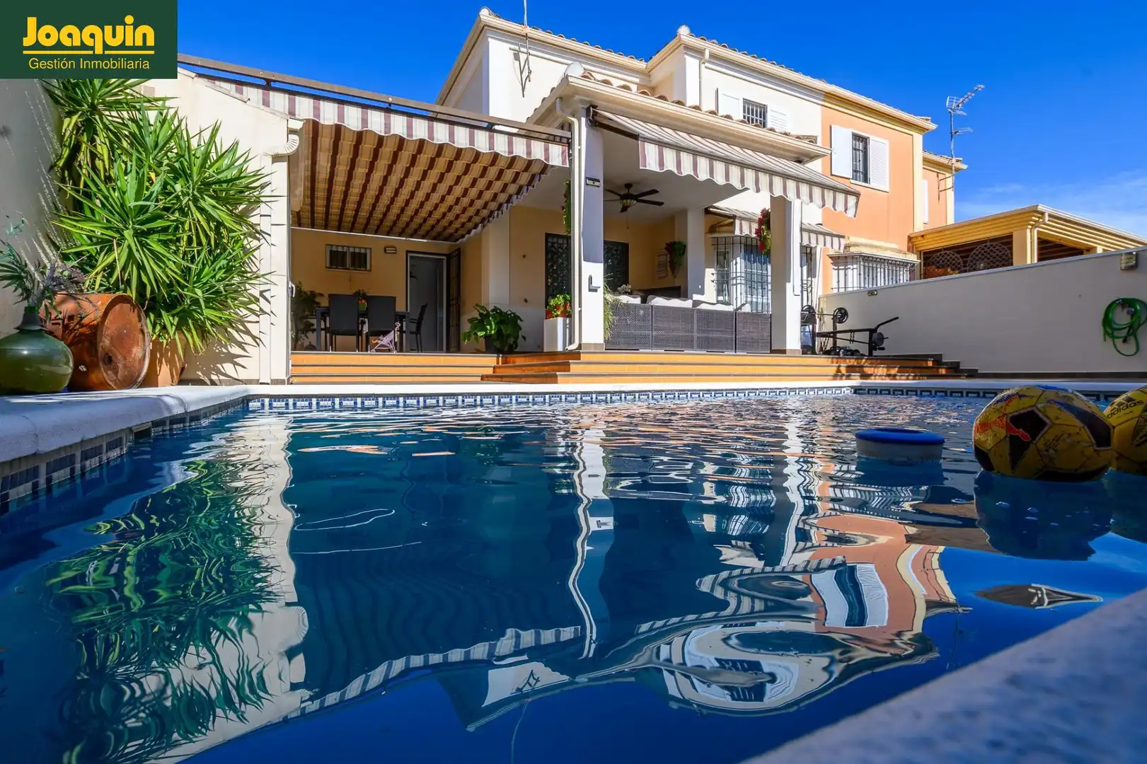 Piscina de Casa adosada en venda en Córdoba amb Aire condicionat i Piscina