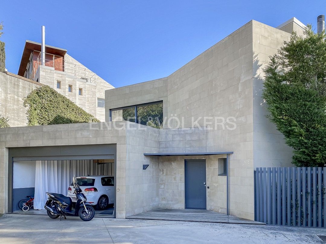 Vista exterior de Casa o xalet en venda en  Barcelona Capital amb Calefacció, Jardí privat i Parquet