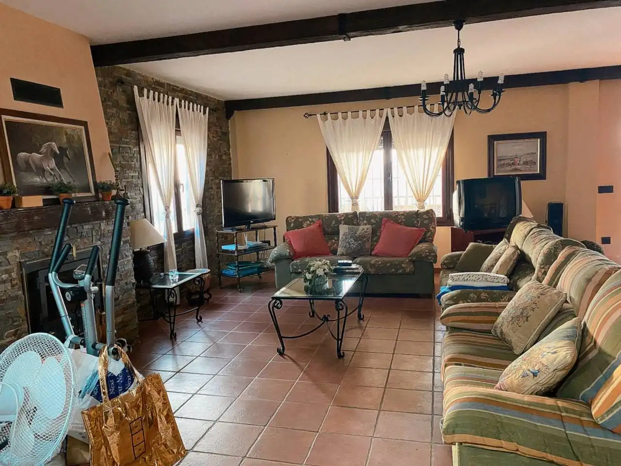 Living room of Houses for sale in Plasencia  with Air Conditioner, Private garden and Swimming Pool