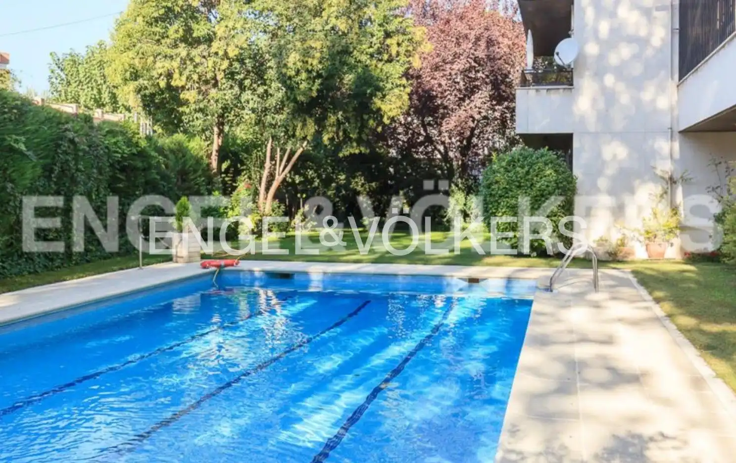 Piscina de Pis en venda en Madrid amb Aire condicionat, Calefacció i Jardí privat