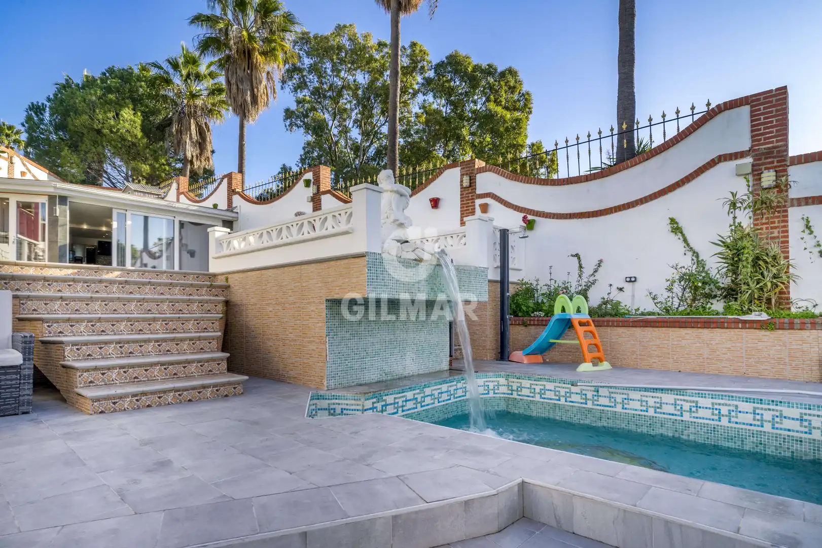 Vista exterior de Casa o xalet en venda en Estepona amb Jardí privat i Piscina