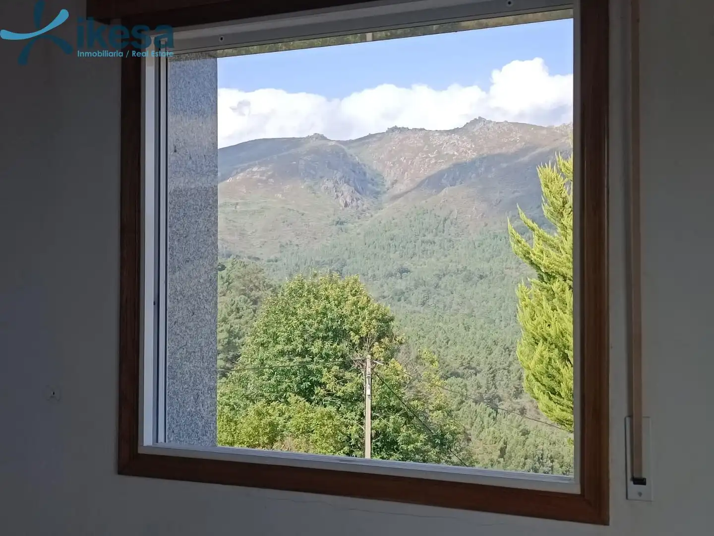 Vista exterior de Casa o xalet en venda en Entrimo amb Jardí privat