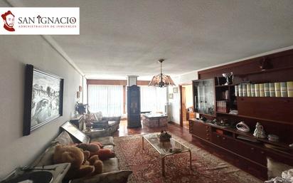 Sala d'estar de Pis en venda en Villarcayo de Merindad de Castilla la Vieja amb Calefacció, Traster i Moblat