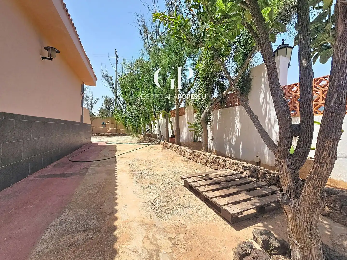 Vista exterior de Casa o xalet en venda en La Oliva amb Piscina i Moblat