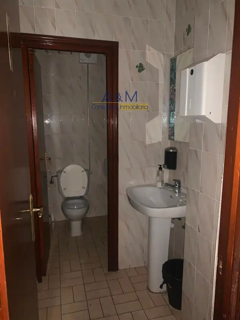Baño de Local en venta en Valladolid con Aire acondicionado