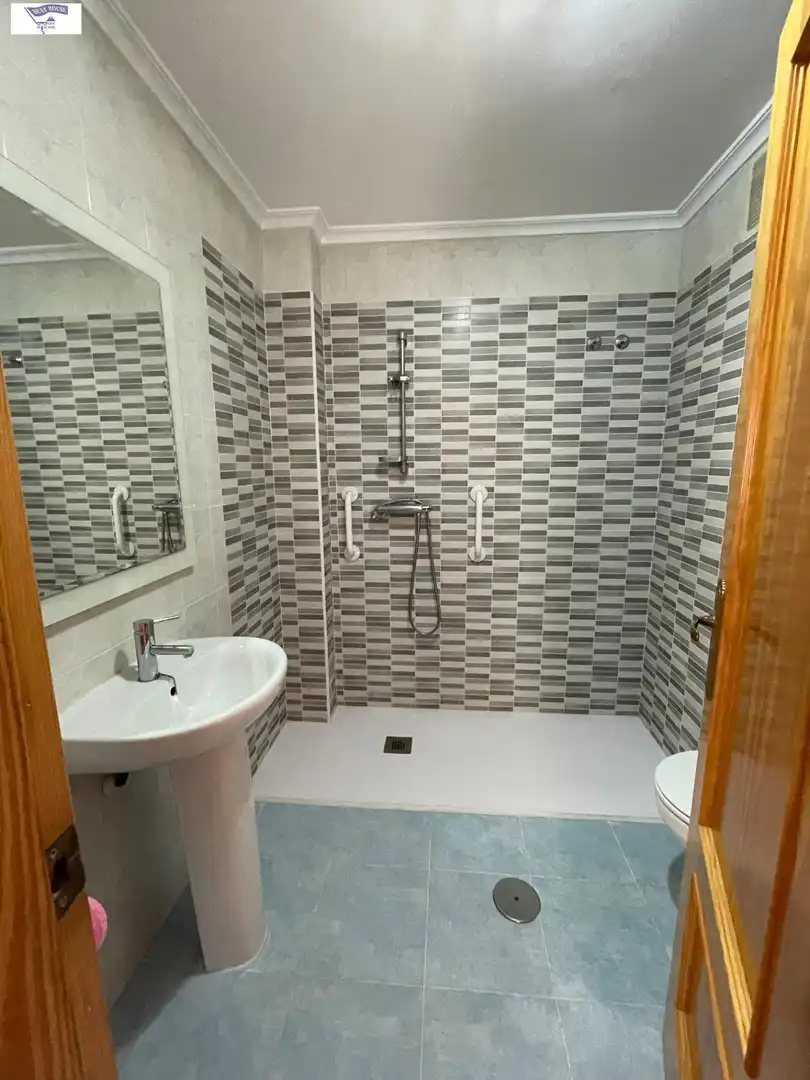 Baño de Piso en venta en Albacete con Calefacción, Trastero y Balcón