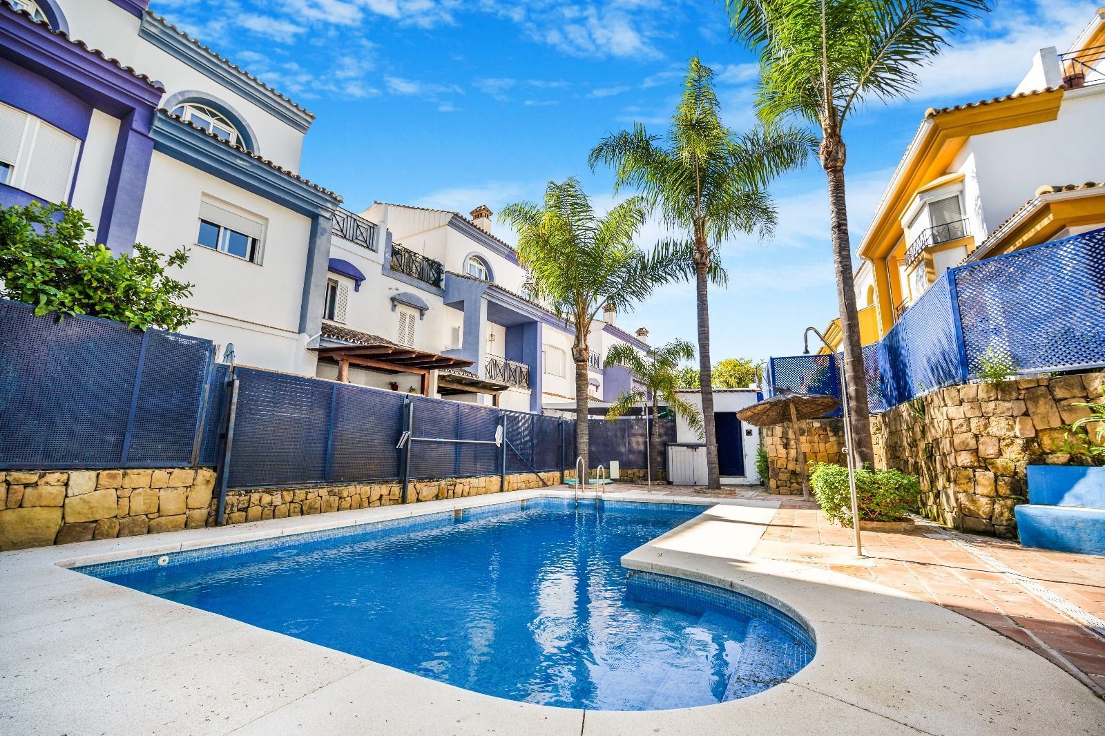 Vista exterior de Casa o xalet en venda en Marbella amb Aire condicionat, Terrassa i Piscina