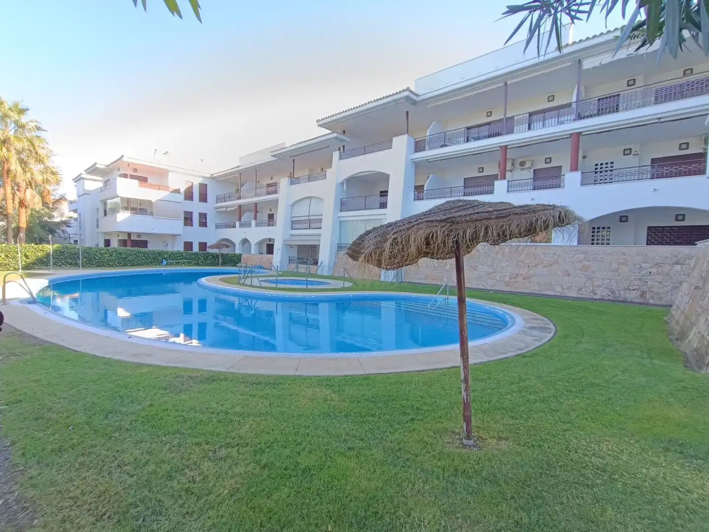Schwimmbecken von Wohnung zum Verkauf in El Rompido mit Klimaanlage, Terrasse und Möbliert