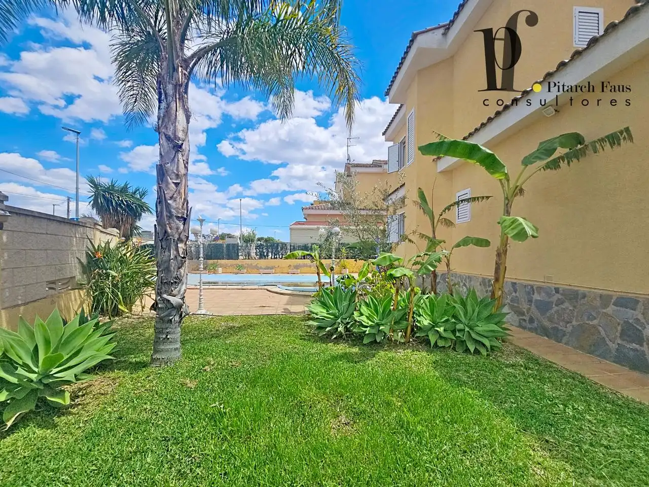 Vista exterior de Casa o chalet en venta en La Pobla de Vallbona con Aire acondicionado, Calefacción y Jardín privado