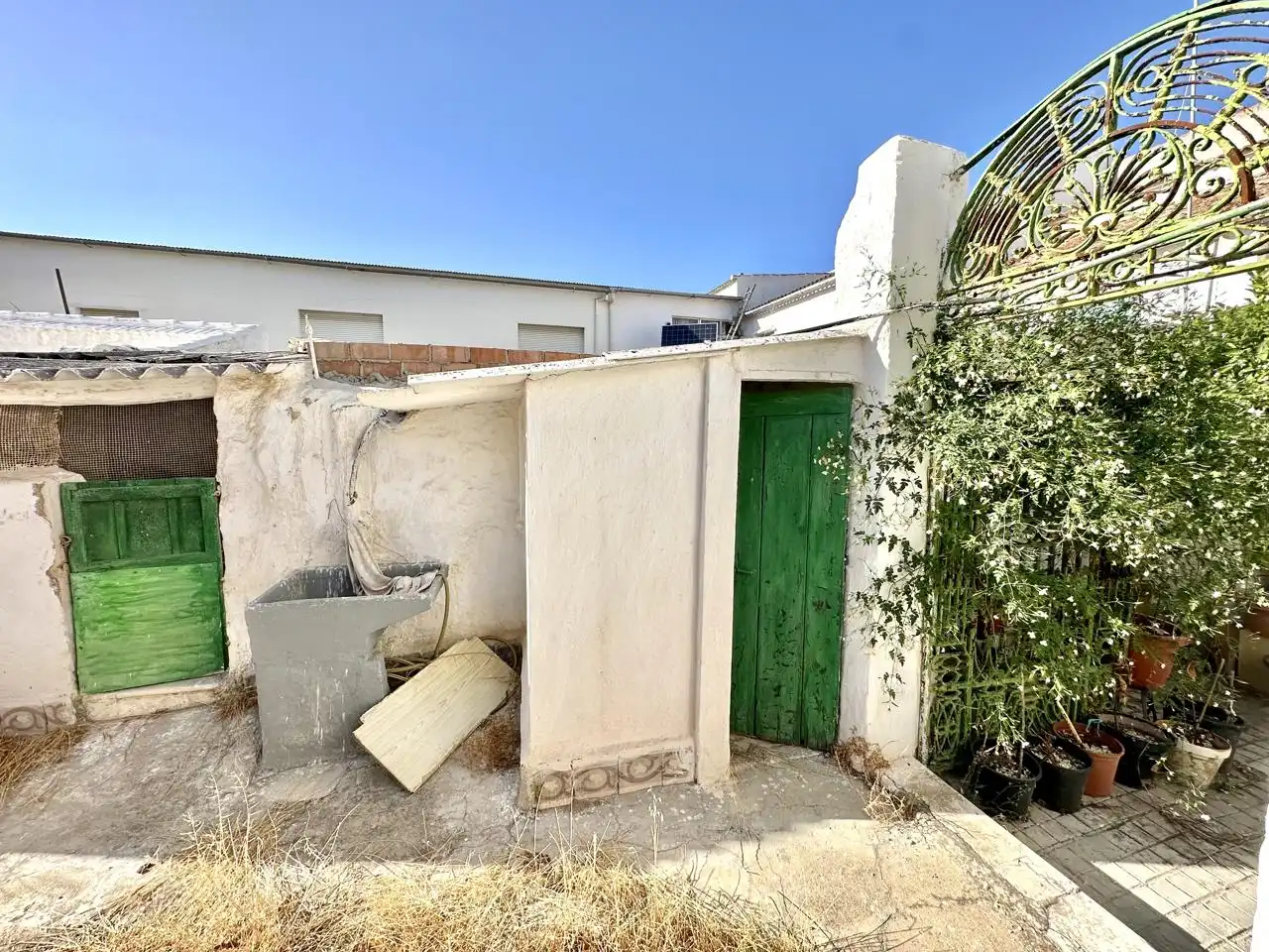 Vista exterior de Casa o xalet en venda en Sierra de Yeguas amb Jardí privat