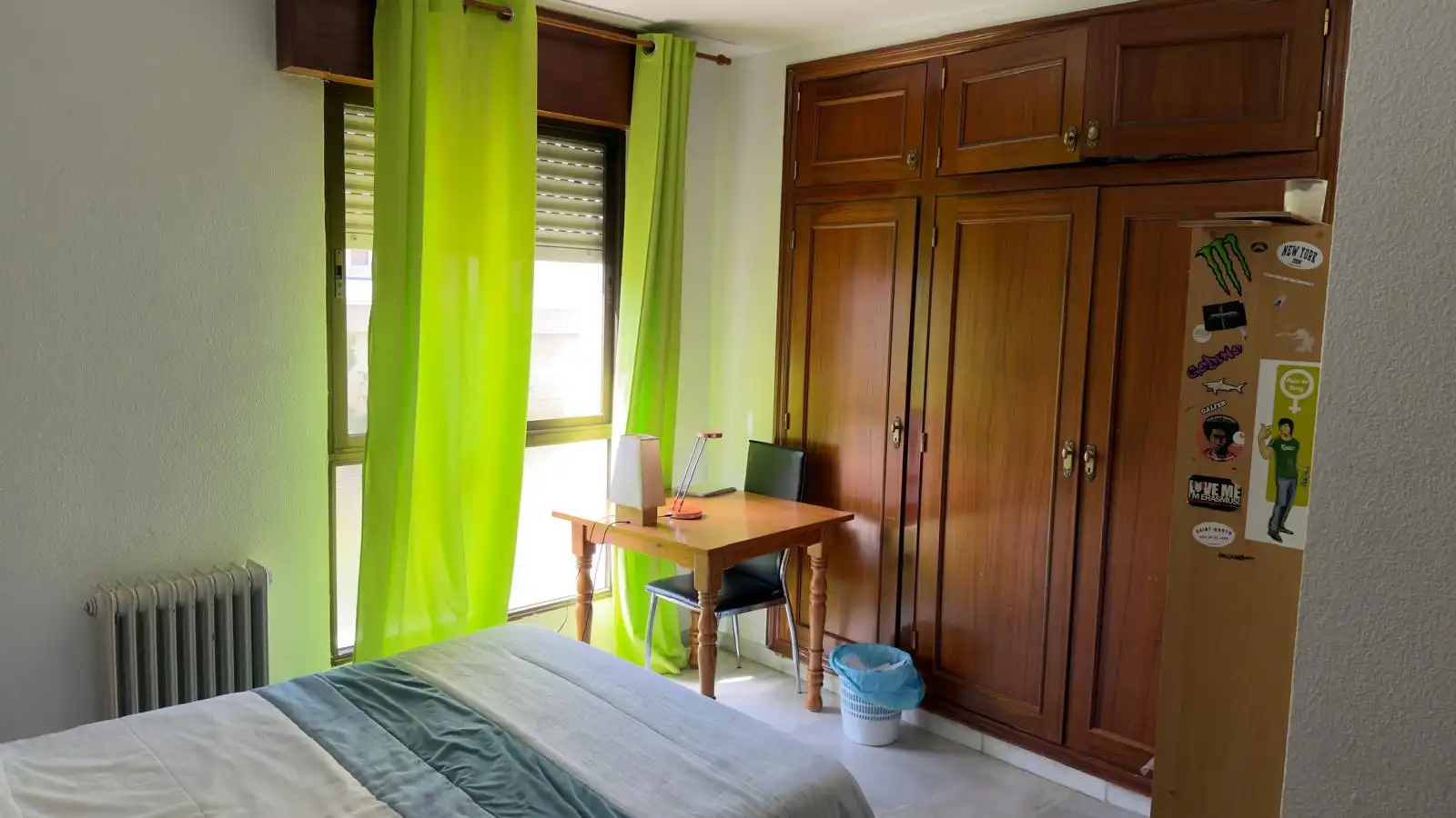 Habitación de Piso para compartir en Granada con Calefacción, Terraza y Amueblado