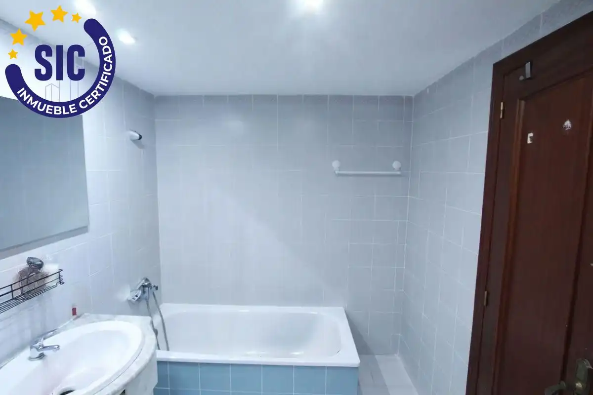 Baño de Piso en venta en Paterna con Terraza y Balcón