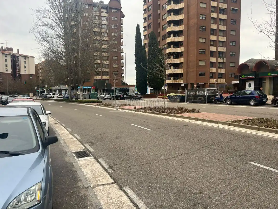 Vista exterior de Local de lloguer en Valladolid amb Calefacció