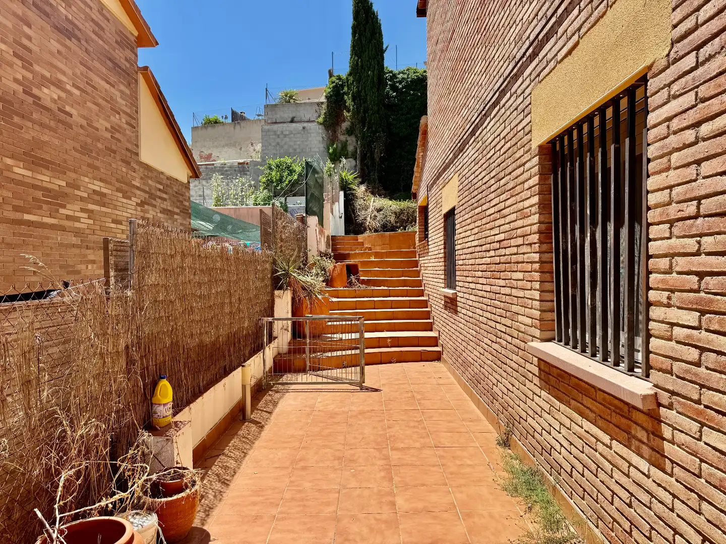 Außenansicht von Einfamilien-Reihenhaus zum Verkauf in Calafell mit Heizung, Privatgarten und Terrasse