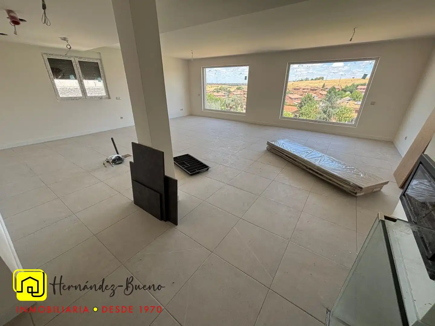 Sala d'estar de Casa adosada en venda en Villamayor amb Calefacció