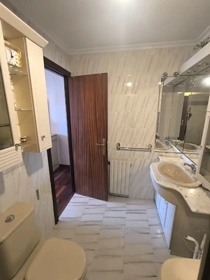 Baño de Piso en venta en Pontevedra Capital  con Calefacción, Parquet y Trastero