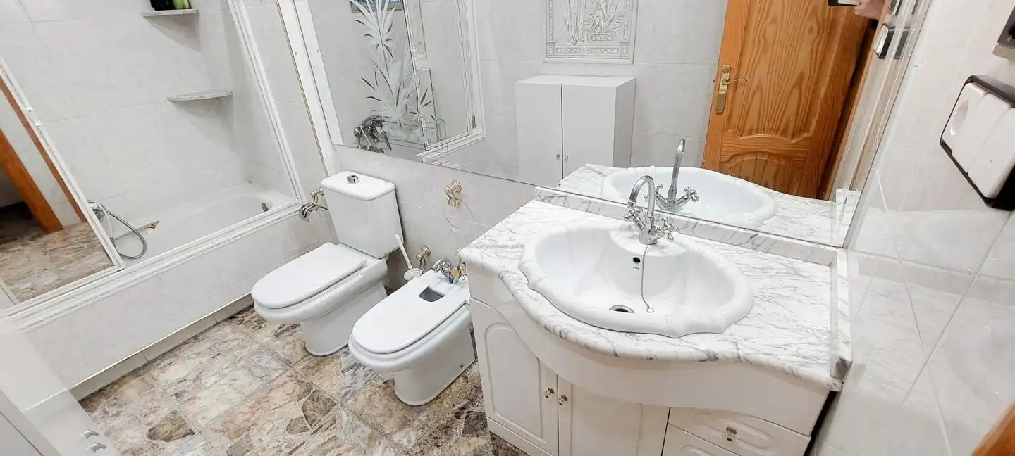 Baño de Piso de alquiler en Elche / Elx con Amueblado y Balcón