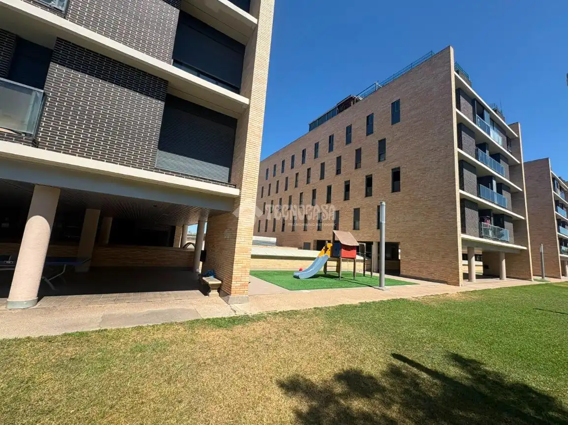 Exterior view of Study for sale in Zaragoza  with Air Conditioner and Community pool