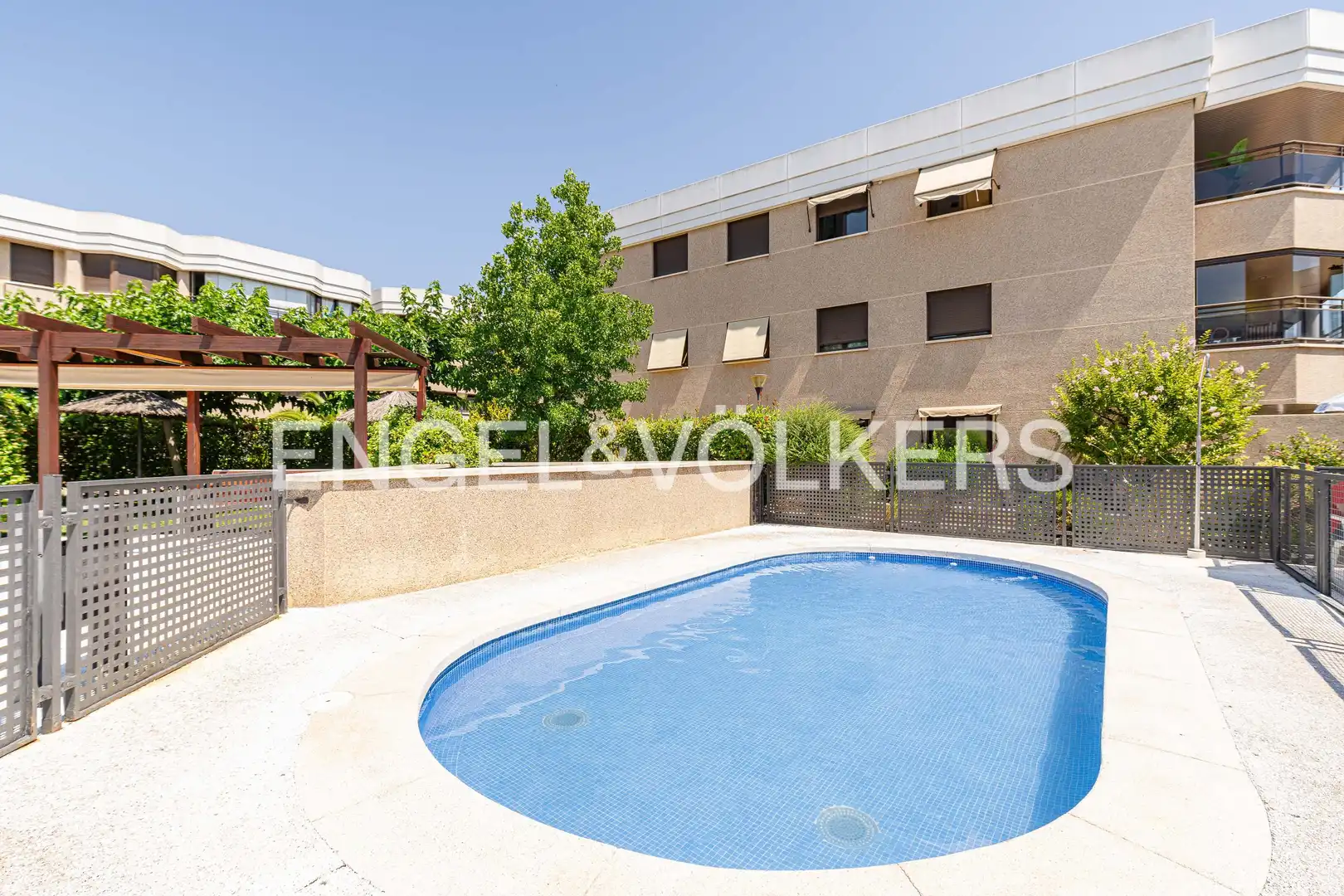 Piscina de Pis de lloguer en Las Rozas de Madrid amb Aire condicionat, Calefacció i Jardí privat