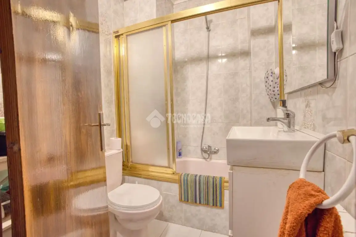 Baño de Piso de alquiler en Salamanca con Calefacción y Balcón