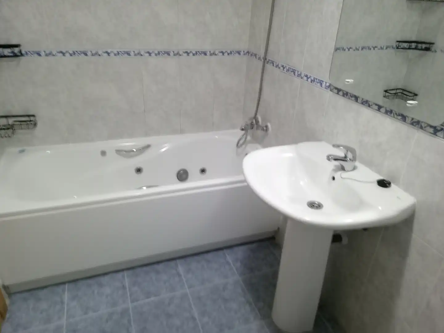 Baño de Piso de alquiler en Carbajosa de la Sagrada con Calefacción, Trastero y Horno