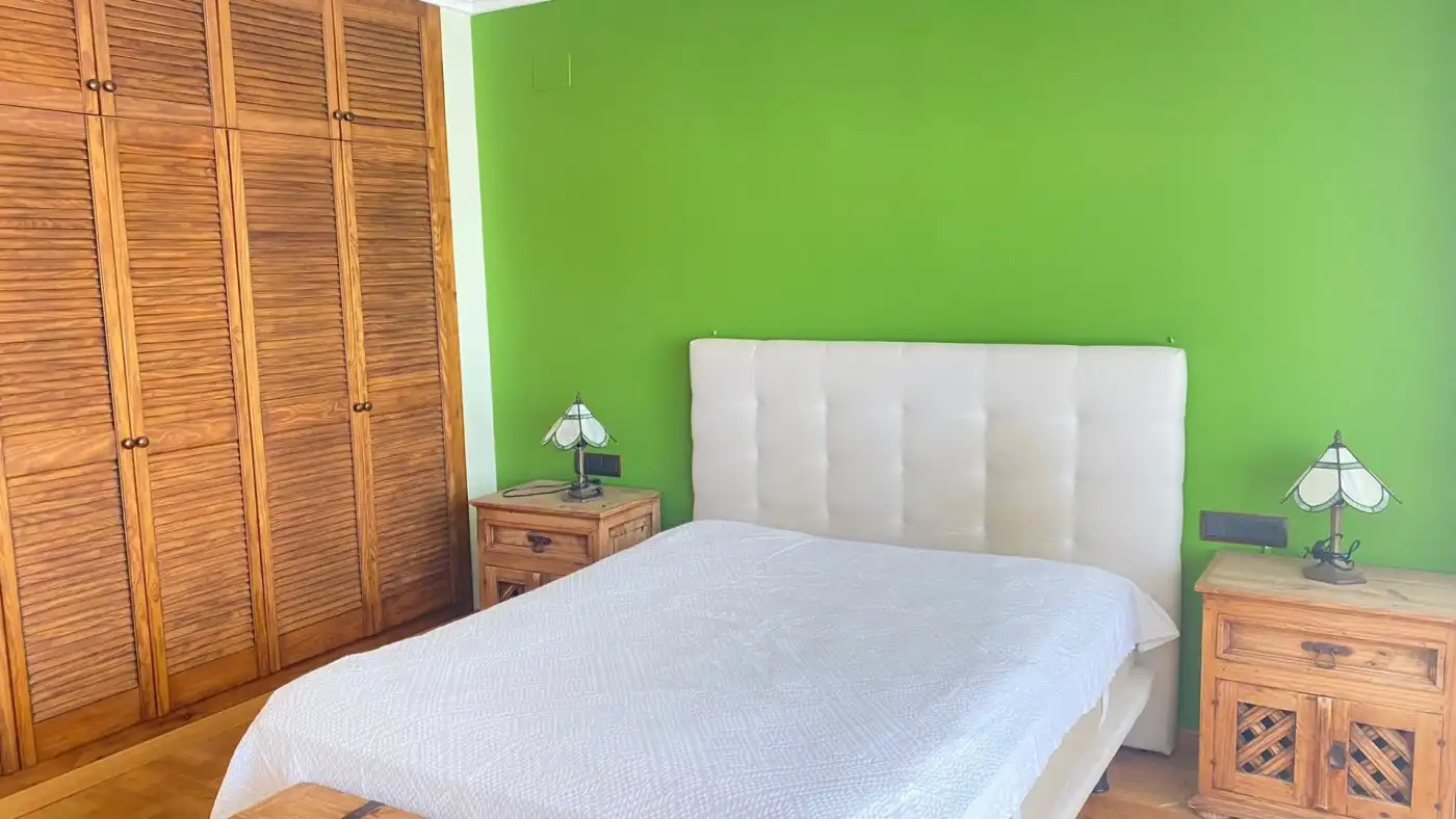 Schlafzimmer von Dachboden zum Verkauf in Silla mit Klimaanlage, Heizung und Parkett