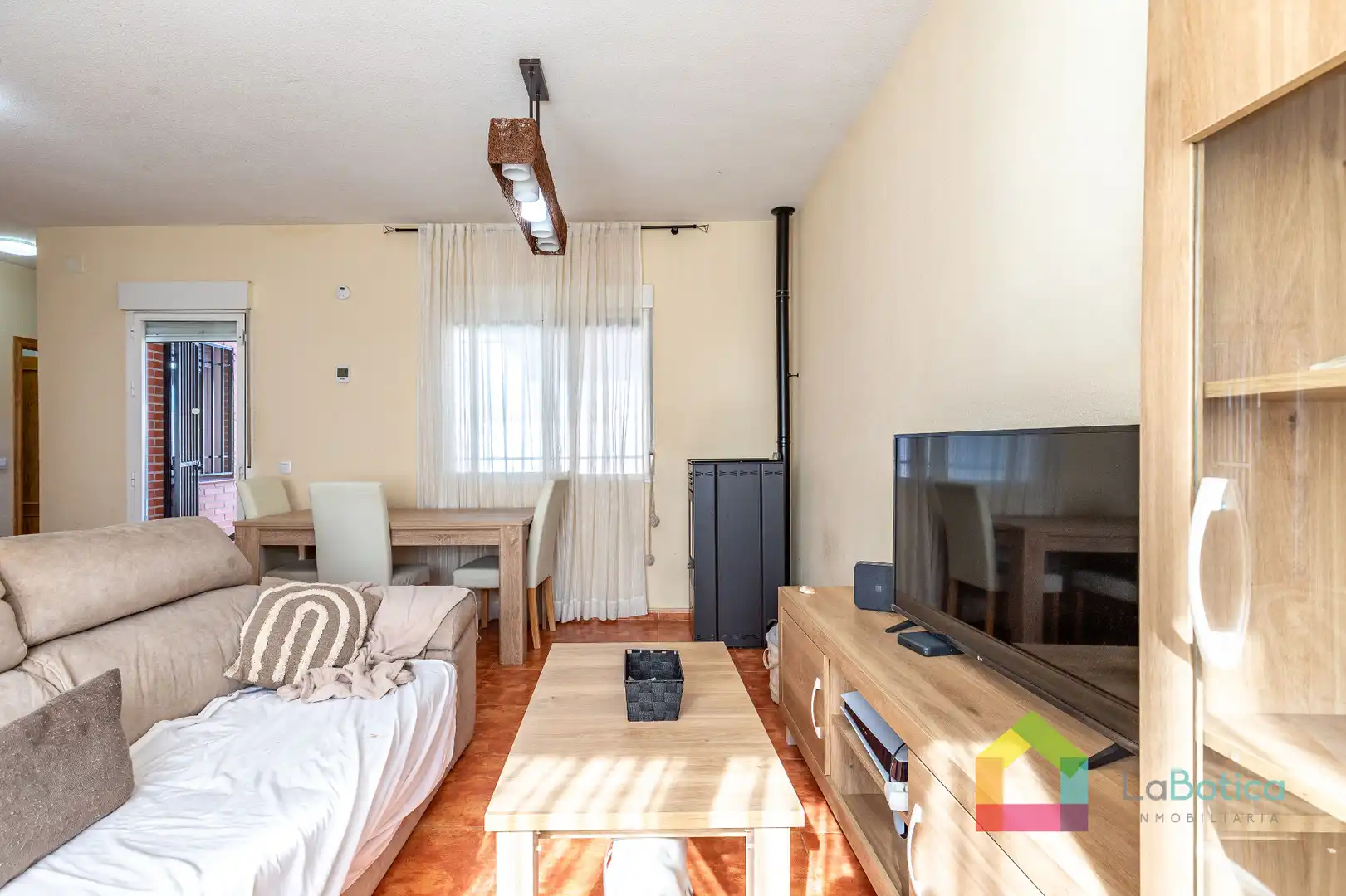 Sala de estar de Casa adosada en venta en Carmena con Calefacción