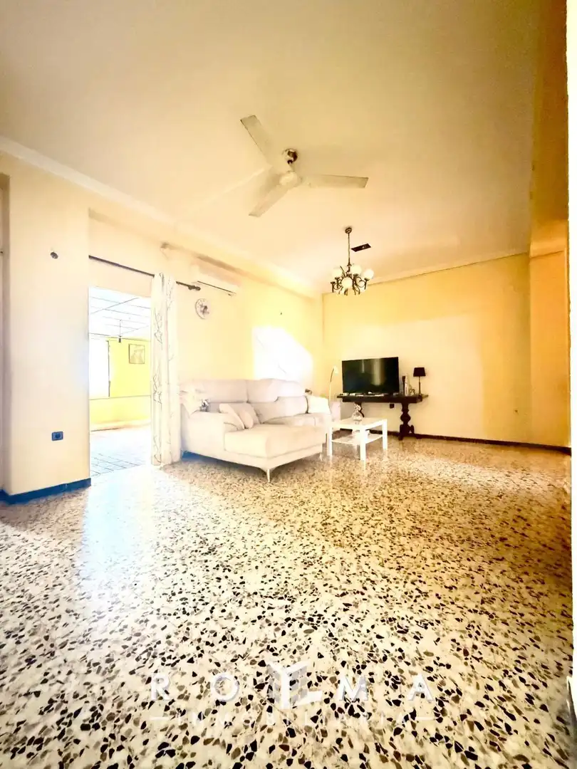 Sala d'estar de Casa adosada en venda en Dos Hermanas amb Aire condicionat i Calefacció
