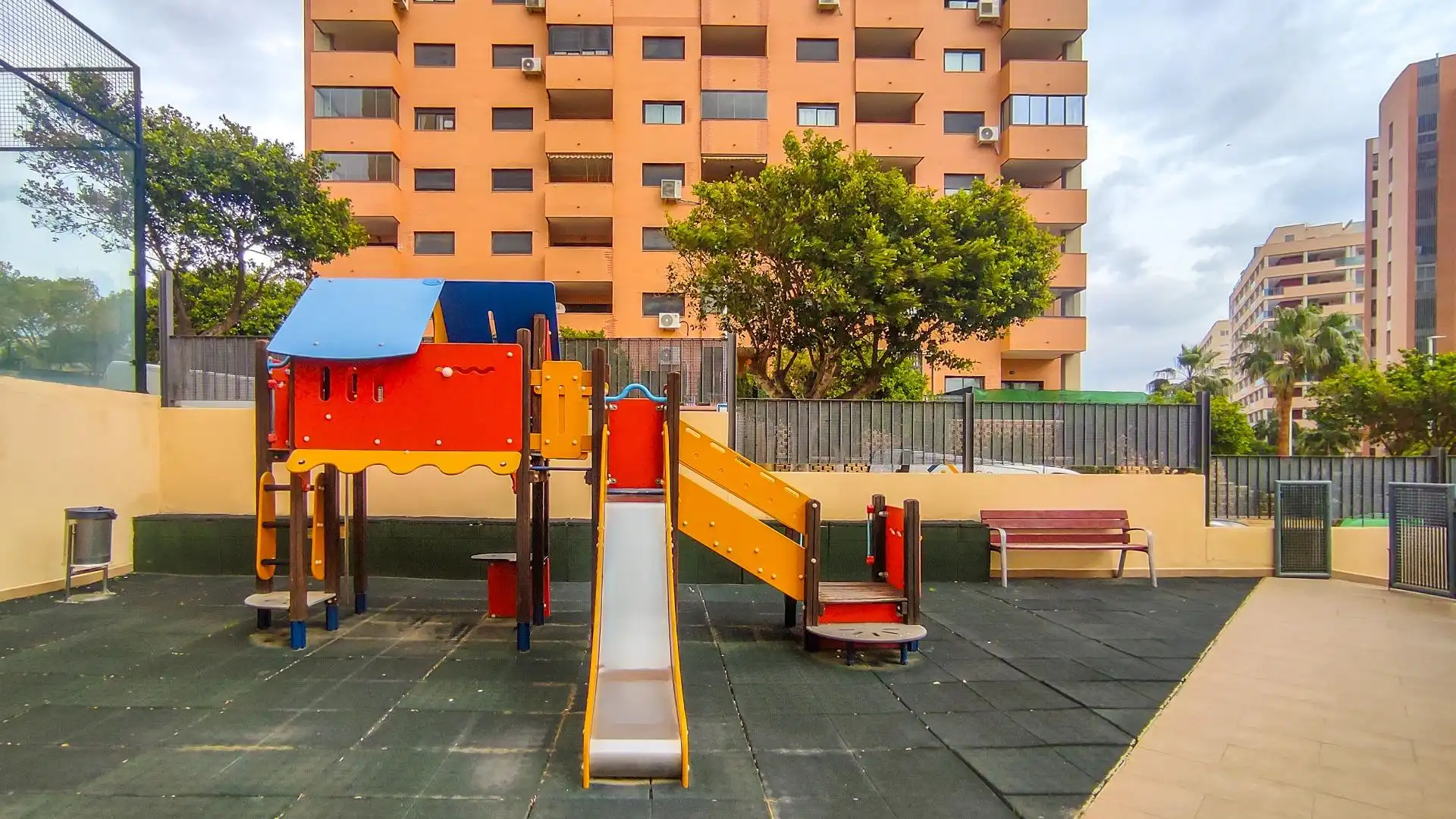 Aparcament de Apartament en venda en Villajoyosa / La Vila Joiosa amb Aire condicionat, Moblat i Piscina comunitària