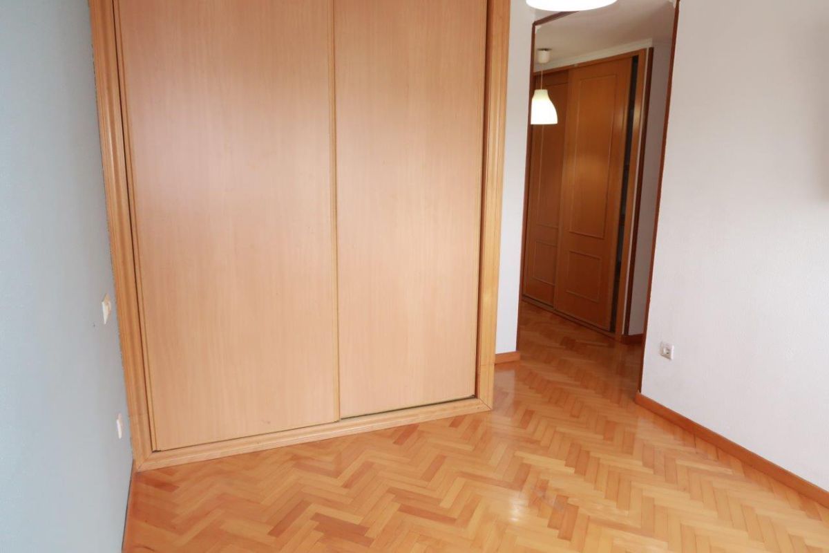 Dormitori de Apartament en venda en A Coruña Capital  amb Calefacció, Parquet i Traster
