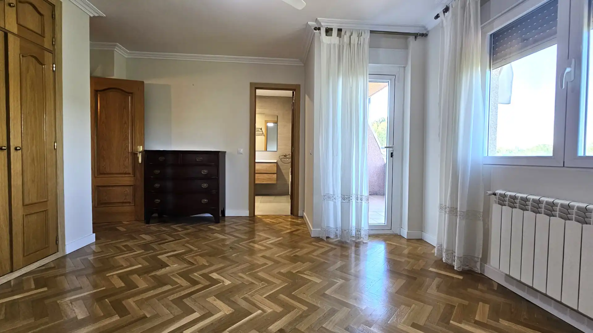 Dormitori de Casa adosada en venda en Las Rozas de Madrid amb Calefacció, Jardí privat i Parquet