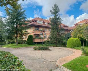 Vista exterior de Pis en venda en Las Rozas de Madrid amb Aire condicionat, Terrassa i Piscina