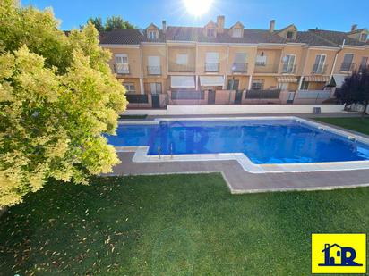 Piscina de Casa adosada en venda en Cuenca Capital amb Piscina