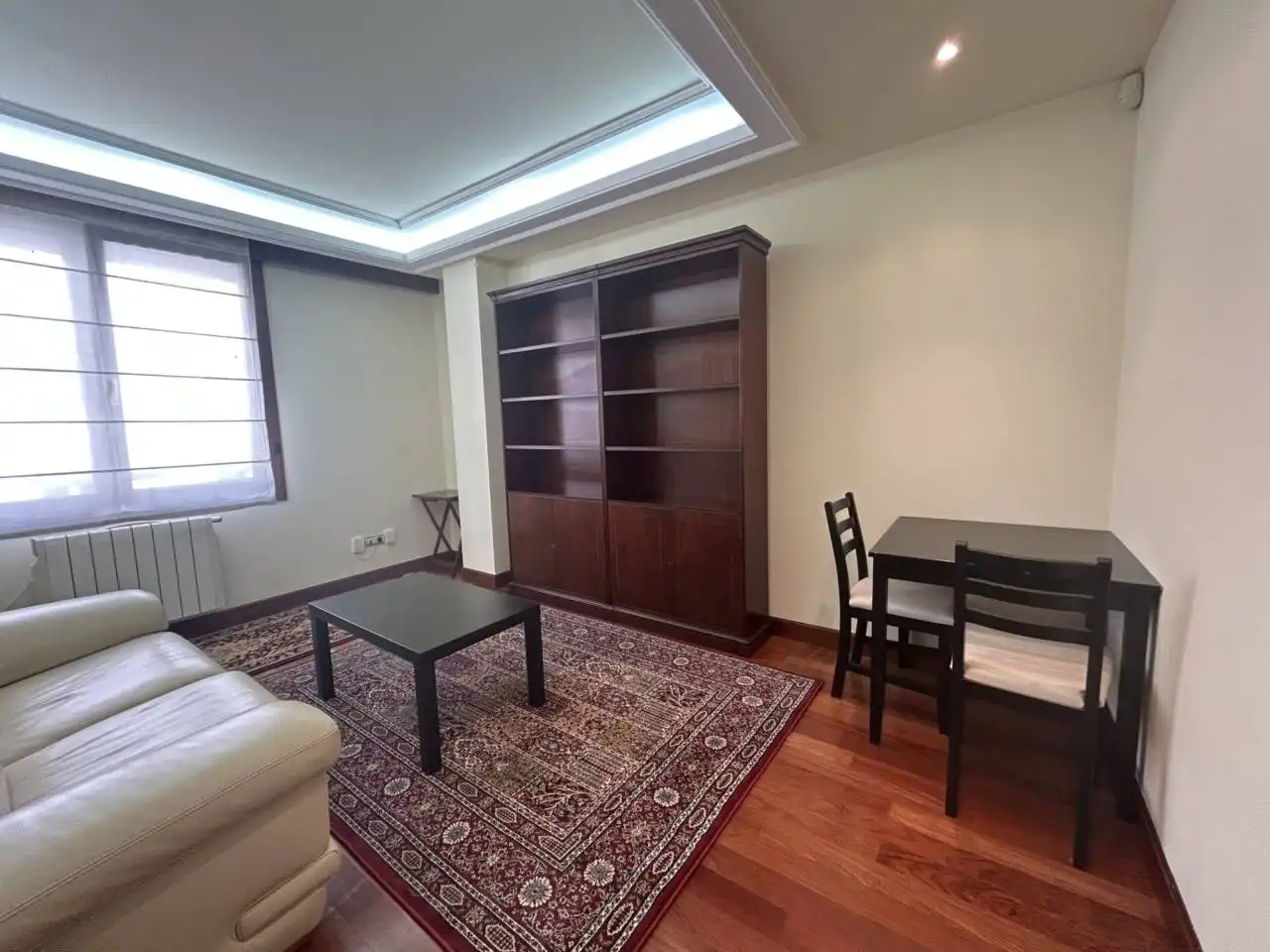 Sala d'estar de Apartament en venda en Oviedo  amb Calefacció, Parquet i Moblat
