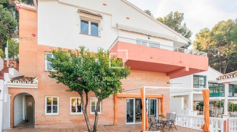 Villa de 5 dormitorios con apartamento independiente de 2 dormitorios y licencia turística en venta en El Candado, Málaga