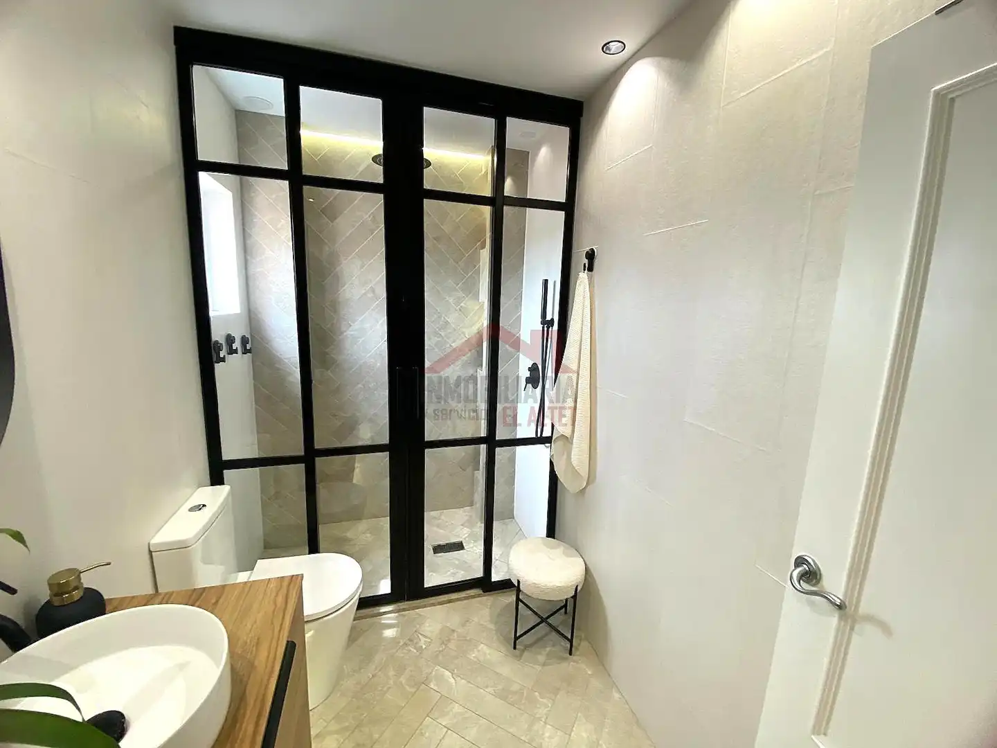 Badezimmer von Wohnung zum Verkauf in Elche / Elx mit Klimaanlage, Heizung und Ofen