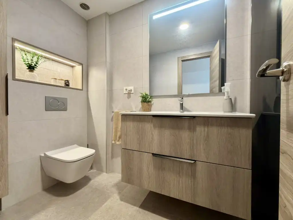 Badezimmer von Wohnung zum Verkauf in Benicasim / Benicàssim mit Ofen und Mikrowelle